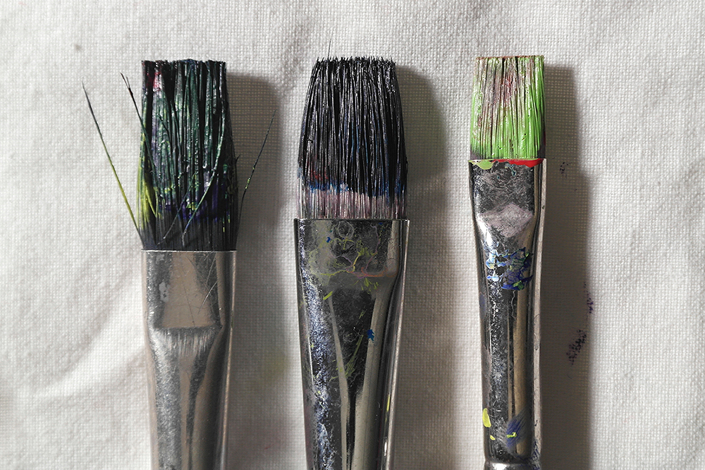 https://www.artsupplies.co.uk/blog/wp-content/uploads/2021/10/Three-paint-brushes-clogged-with-acrylic-paint.jpg